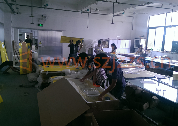 亞克力展示架生產(chǎn)包裝中1